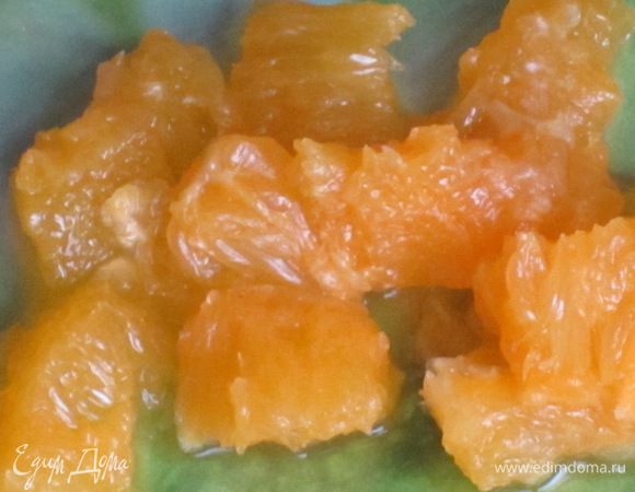 Аккуратно снять цедру с 1 апельсина и выжать сок.Оставшийся апельсин разделить на дольки и снять кожицу.