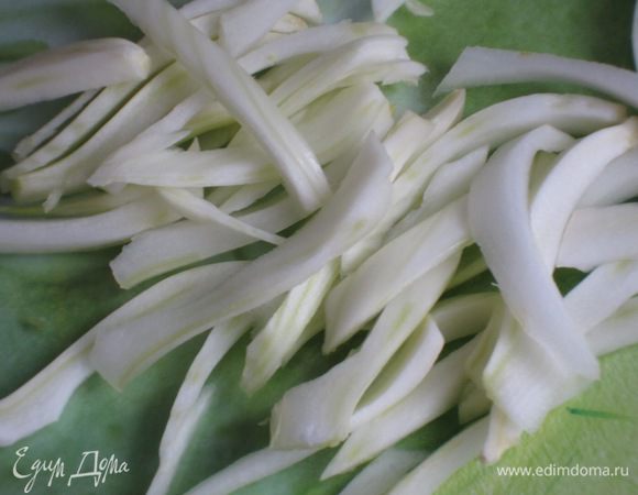 Фенхель нарезать тонкими брусочками. Перец чили нарезать тонкими колечками.