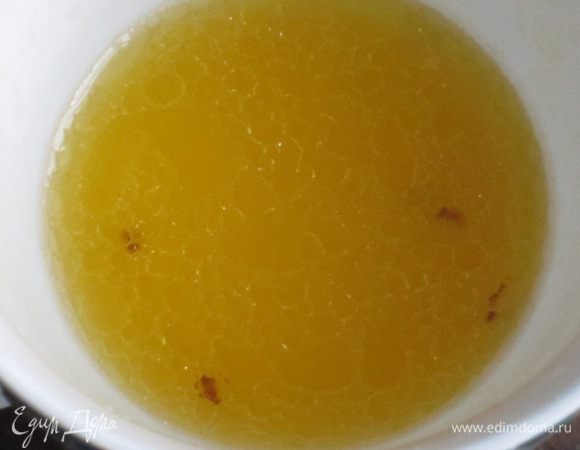 Заправка:апельсиновый сок соединить с оливковым маслом, солью и перцем.