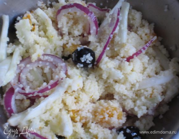 Кускус соединить с заправкой, добавить лук, фенхель, апельсин (дольки и цедру), оливки и хорошо перемешать. Накрыть пищевой плёнкой и поставить в холодильник на 2 часа.