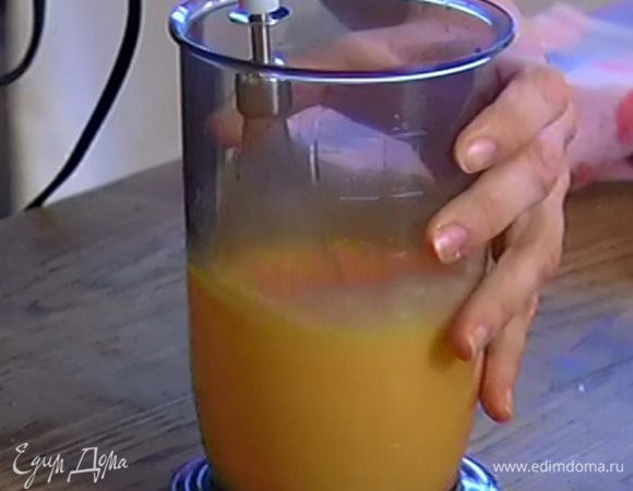 Яйца взбить миксером.