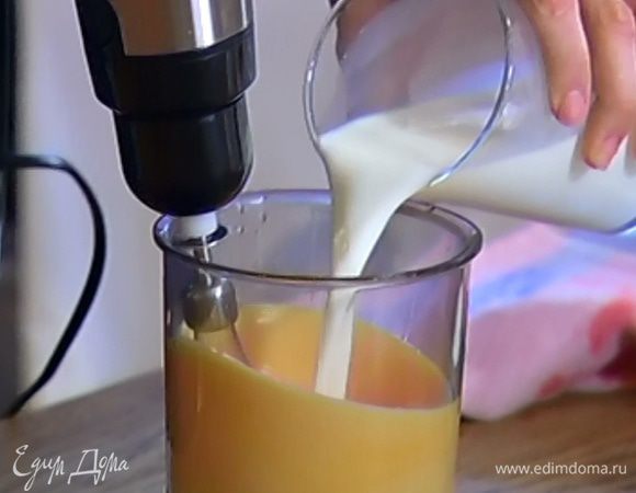 Не прекращая взбивать, влить молоко, всыпать оставшийся сахар, добавить сметану и взбить еще немного.