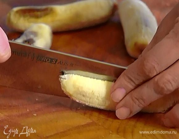 Бананы почистить и разрезать вдоль пополам.