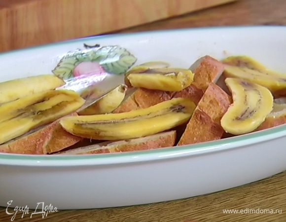 Половинки бананов выложить сверху на хлеб.