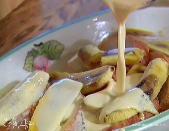 Хлеб с бананами залить яично-молочной смесью, сверху полить карамельным соусом.