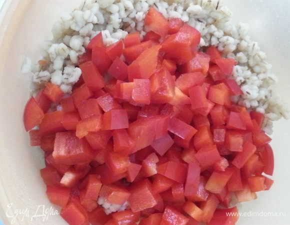 Болгарский перец режем мелким кубиком...