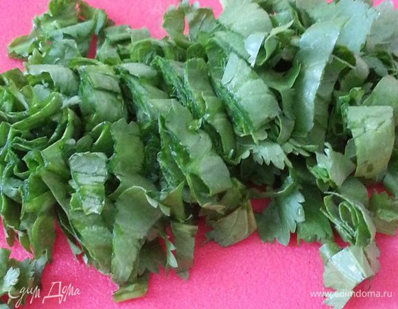Кресс-салат промываем, просушиваем, нарезаем...