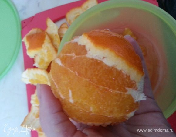 Апельсин очищаем, делаем это над чашей для сбора сока...