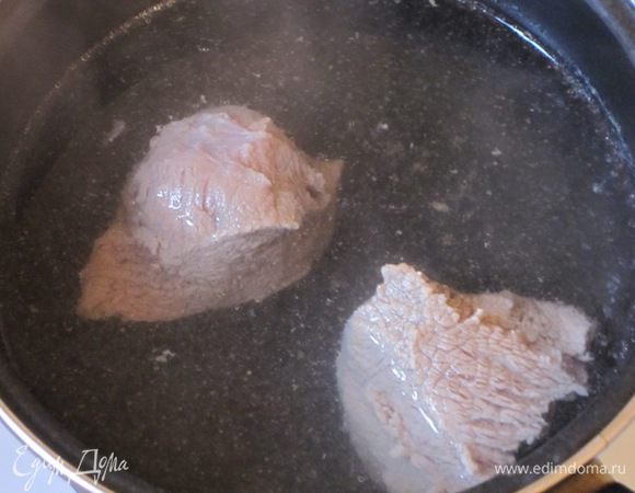 Отварить говядину.