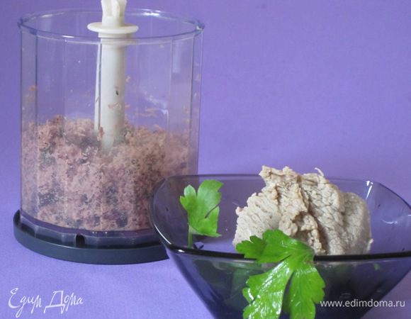 Отварную говядину измельчить в  блендере с зеленью.