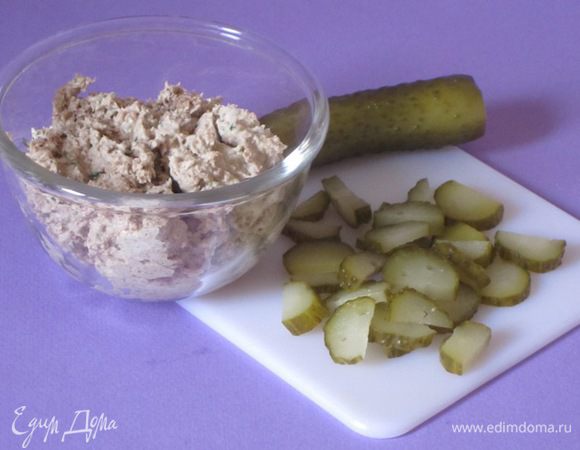 Соленые огурцы нарезать полукружками.