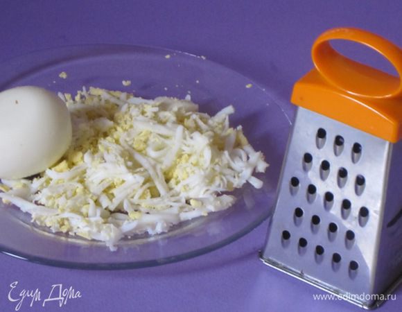 Яйца отварить вкрутую, натереть на крупной терке.