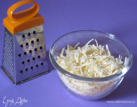Сыр натереть на крупной терке.
