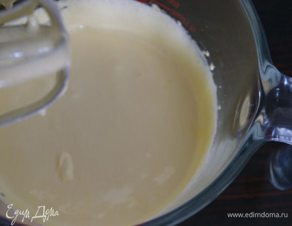 В отдельной миске взбить желтки с сахаром, до увеличения массы в объеме и полного растворения сахара.