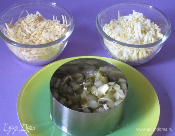 Следующий слой - нарезанные огурчики, майонез.