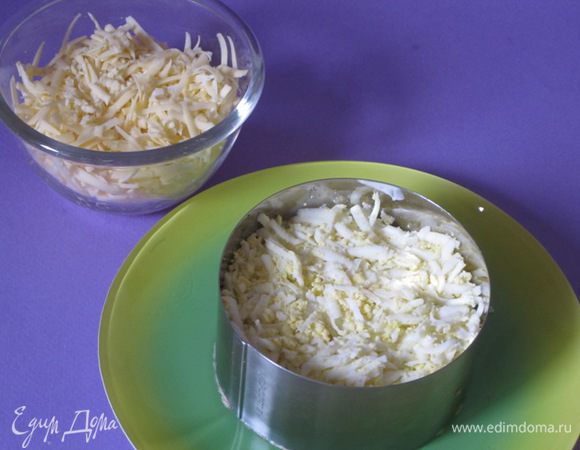 Затем натертые яйца, майонез.