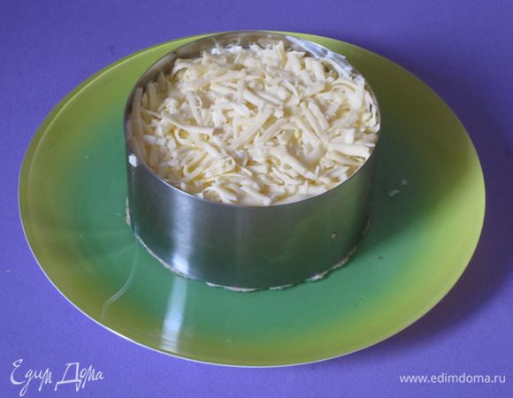 Сверху посыпать натертым сыром.