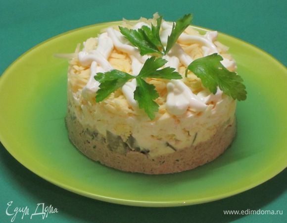 Снять кольцо. Украсить майонезом и зеленью петрушки.