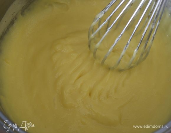 Сварить крем до готовности (до загустения), непрерывно помешивая. Он получается мягкой, бархатистой структуры...