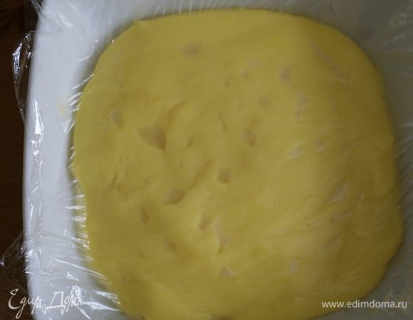 Переложить готовый заварной крем в небольшую миску и накрыть пищевой пленкой в контакте с поверхностью крема (во избежание образования корочки). Убрать остывать.