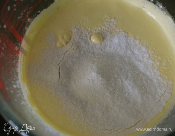 Готовим таким же образом шоколадный заварной крем. Поставить подогреваться молоко (на этот раз БЕЗ цедры). Отдельно взбить желтки с сахаром. Просеять и добавить во взбитые желтки муку и крахмал (можно заменить на картофельный). Перемешать все до однородности, влить молоко и поставить в кастрюльке на огонь. Варить, помешивая, до готовности крема.