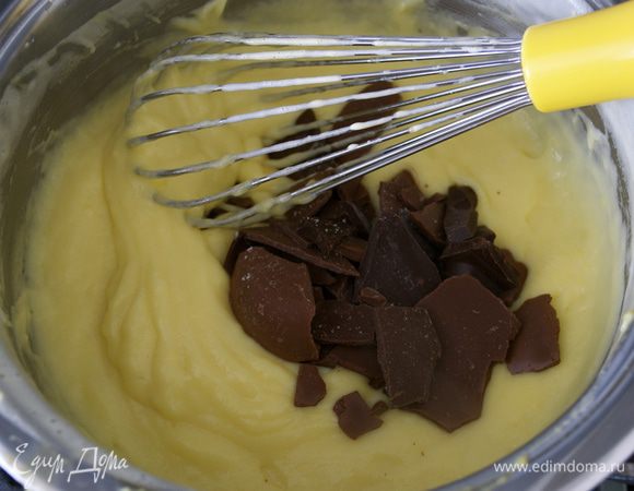 В готовый крем положить кусочки шоколада. Снять с огня и перемешать все венчиком до растворения шоколада. У нас получился шоколадный заварной крем.