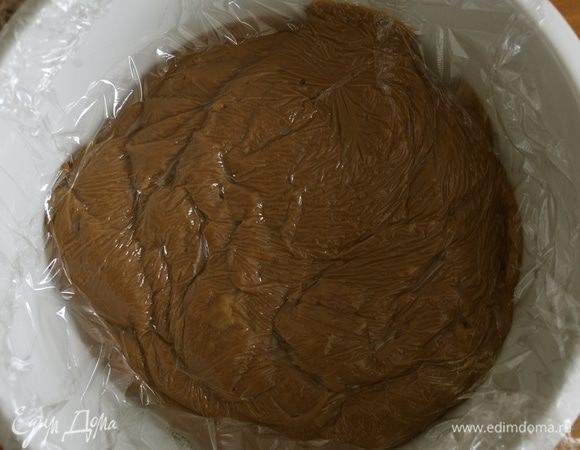 Переложить крем в небольшую миску и тоже накрыть пленкой в контакет с поверхностью. Убрать остывать.