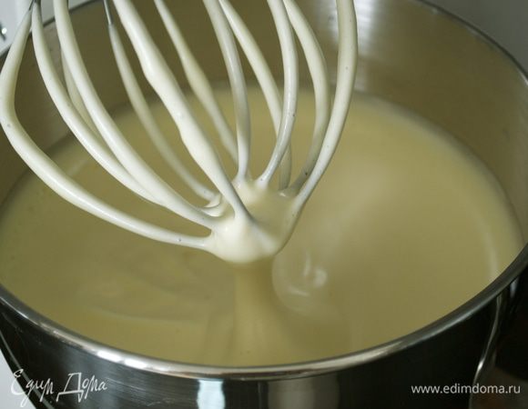 Духовку включить разогреваться на 180 С.
Перейдем к приготовлению бисквита. Фактически, мы готовим классический "Райский" бисквит (TORTA "PARADISO"), который отличается от бисквита "Маргарита" ( http://www.edimdoma.ru/retsepty/52250-biskvit-margarita-torta-margherita ) тем, что этот бисквит получается намного более масляный...ну, и пропорции немного другие ))))
Яйца взбить с половиной сахара до увеличения массы в объеме. Лучше всего это сделать с помощью стационарного миксера. Взбивать около 10 минут, для насыщения яичной массы кислородом.