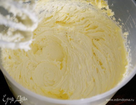 Отдельно с помощью ручного миксера взбиваем размягченное сливочное масло с оставшимся сахаром. До пышности.