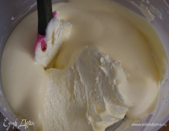 Осторожно смешать обе массы...