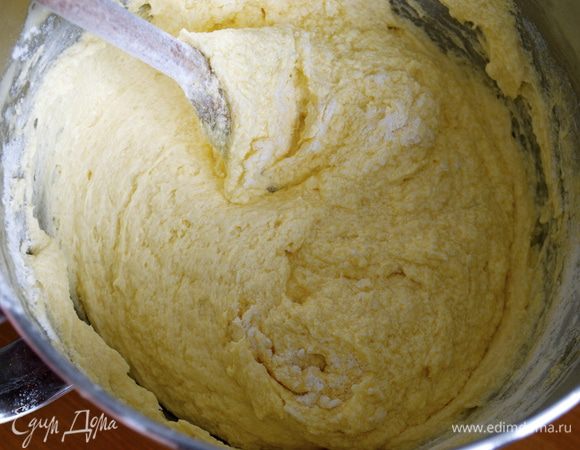 Просеять муку и крахмал, положить щепотку соли и добавить частями в яично-масляную массу. Каждый раз аккуратно перемешивая. Может показаться, что масло отходит хлопьями... просто продолжайте осторожно вымешивать тесто и оно приобретет гладкую, равномерную, воздушную консистенцию.