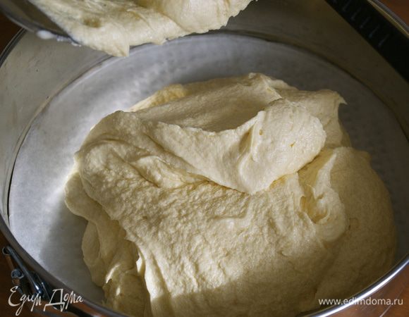 Дно формы для запекания (26 см) застелить пекарской бумагой. И переложить в нее тесто. Разровнять.