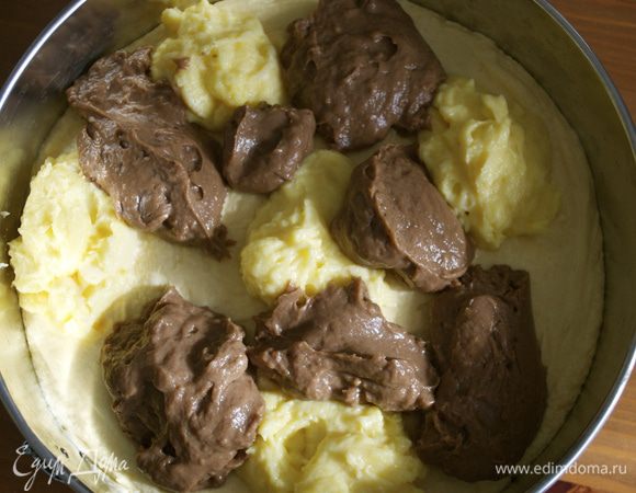 А затем "пустоты" заполнить шоколадным кремом. Получится примерно так! ))) Поставить торт выпекаться в заранее разогретую духовку. Время выпекания, указанное в рецепте было 70 минут. Однако, здесь важно следить за тортом! Через час поверхность моего торта еще была подвижной при смещении формы... Но, верх был уже красивого золотистого цвета. Чтобы торт сверху не подгорел, я накрыла форму фольгой и продолжила запекать. В итоге, мой торт запекался 90 минут. Ориентируйтесь по своей духовке!