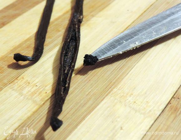 Сначала займемся ванильными стручками. Разрежем их вдоль и тупой стороной ножа аккуратно выскребем семена. Семена сложим в маленькую емкость и накроем пищевой пленкой. Их мы будем использовать потом. Так что, там, где в рецепте указаны семена ванили — это они, уже подготовленные. Сами же стручки высушим при 170°C в духовке до ломкого состояния. Почаще заглядывайте в духовку и не дайте им сгореть. Время может быть разным. У меня на высушивание ушло примерно 15 минут.