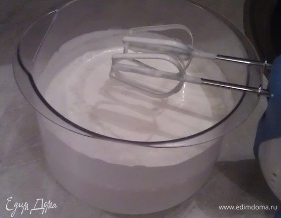 Пока выпекается бисквит, сделать крем. 
Смешать сметану и 1-2 стакана сахара, по вашему вкусу. Взбить миксером минуты 3.