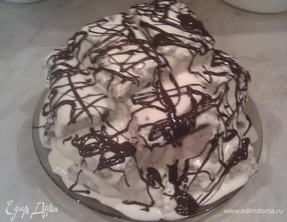 И в завершении можно украсить шоколадом и/или орешками. Я украсила шоколадом: для этого половину плитки шоколада разломала на кусочки и поместив в глубокую тарелку поставила ее на открытый кипящий чайник,через 1-2 минуты, шоколад полностью расплавился.

Готовый торт поставить в холодильник застывать.Я делала вечером и оставила его на ночь. К завтраку он был прекрасен )). 