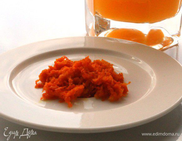 Апельсины тщательно вымыть. Снять цедру и отжать сок. Сок процедить.