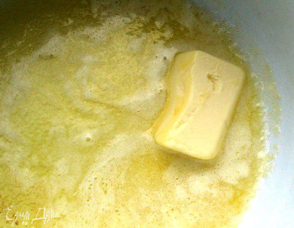 40 г сливочного масла из общего количества растопить в небольшой кастрюле на слабом огне.