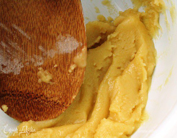 Постепенно добавить муку, перемешивая деревянной лопаткой.