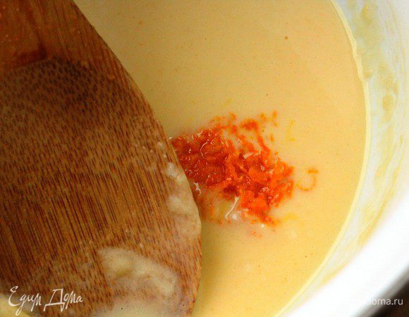 Снять с огня и постепенно ввести сок и цедру. Избавиться от комочков. Снова поставить на огонь и, постоянно помешивая, довести смесь до густого состояния.