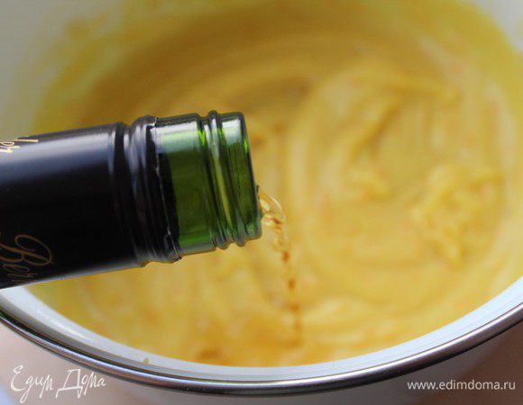 Влить темный ром. Ром можно заменить на любой апельсиновый ликер. Все хорошо перемешать.