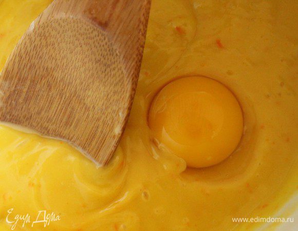 Яйца разделить на белки и желтки. Белки взбить с щепоткой соли в густую пену. Желтки по одному ввести в тесто.