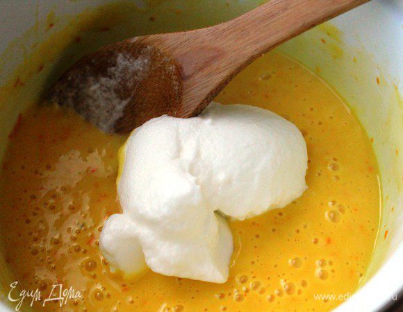 Частями ввести взбитые белки и аккуратно перемешать снизу вверх.