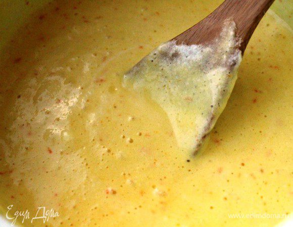 Получается вот такая блестящая пышная масса жизнерадостного апельсинового цвета :)