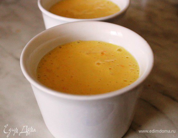 Оставшимся маслом смазать прогретые формы для выпечки, наполнить тестом на 2/3 и выпекать в предварительно разогретой до 180°C духовке до золотистого цвета. Примерно 15–20 минут.