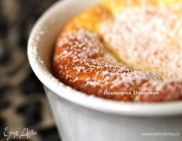 Подавать суфле теплым, посыпав сахарной пудрой. К сожалению, суфле немного осело за время фотосессии, но это никак не отобразилось на его вкусе :)