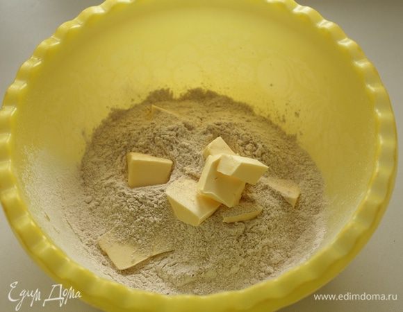 Пшеничную и ржаную муку просеять, добавить соль, разрыхлитель, холодное сливочное масло нарезанное кубиками. Измельчить в крошку.