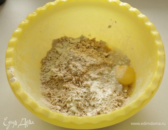 Добавить яйцо и холодную воду, замесить тесто.