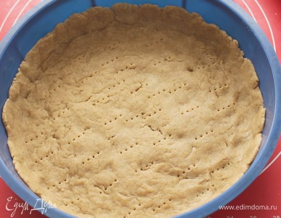 Тесто раскатать и выложить в смазанную форму, наколоть дно теста вилкой. Форму с тестом поставить в нагретую духовку до 180-200 гр. на 15 минут. Вынуть из духовки.
