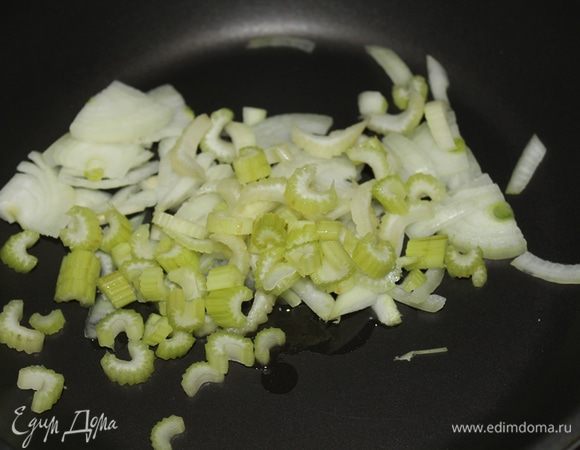 Нагреть  растительное масло, добавить  измельченные лук и сельдерей, спассеруем пару минут до мягкости.